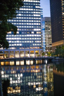 Akşam kentinde modern binalar 