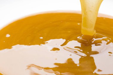 Beyaz arkaplanda izole edilmiş tatlı taze balın yakın görüntüsü