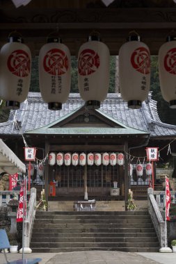 Japonya 'daki antik tapınağın süslü girişi.