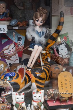 Tiger Figure, Maneki-Neko ve Fashion Doll ile Japon Hediyelik Eşya Dükkanı Sergisi