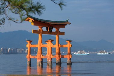 Japonya Miyajima 'daki Itsukushima tapınağının yüzen Torii kapısı.