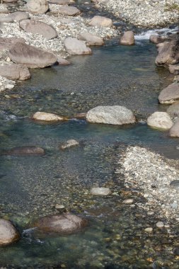 Kayaların arasından akan bir dere.