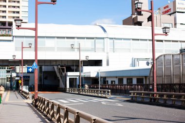 Çağdaş mimariyle süslenmiş bir Asya şehrinin güneşli manzarası..