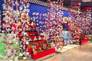 Hina bebeklerinin geleneksel Japon asma süslemeleri