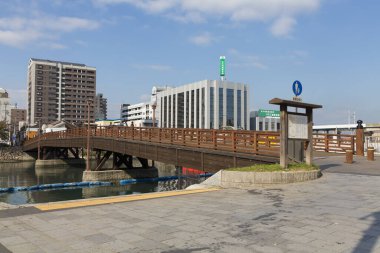 Gölgeler güneşin ıslattığı bir Japon şehrinde son teknoloji mimaride oynuyorlar..