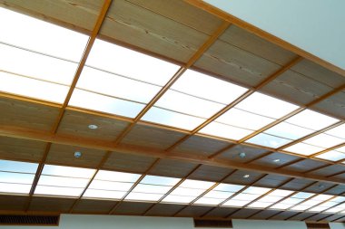 Modern evin içi, ahşap tavan.