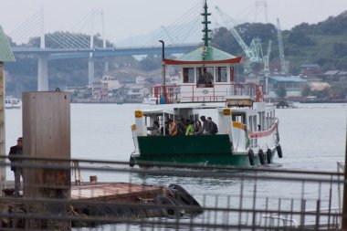 Arka planda Köprüsü ve Endüstriyel Limanı olan Küçük Yolcu Feribotu