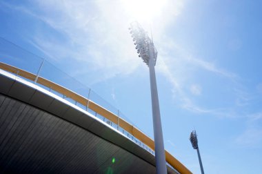 Mavi gökyüzü olan modern stadyum.