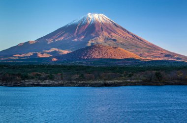 Japonya 'da güzel Fuji dağı ve Kawaguchiko Gölü.