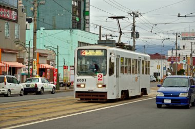 Trafikli Şehir Caddesinde Beyaz Japon Tramvayı