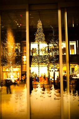 Noel ağacındaki şenlik süslemeleri gece, Noel mevsimi  