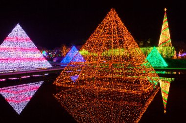Japonya 'daki akşam kentinde Noel ağacı ve piramitler. 