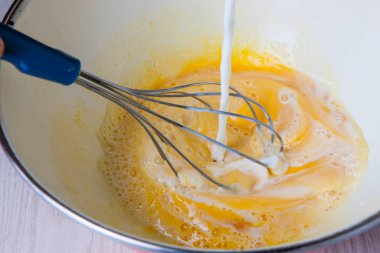 Yumurtaları çırpıcıyla karıştırmak 