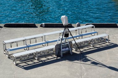 Fotoğraf Bitir Kamera Kurumu ve Su kenarındaki Alüminyum Tribünler