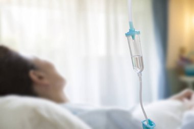 Hastane koğuşundaki kadın, yakın çekim.