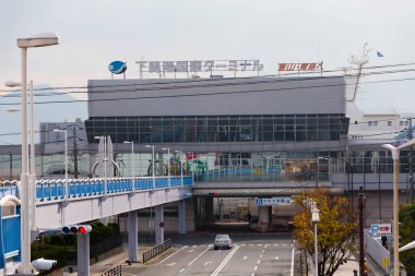 Japon Feribot Terminali Binası ve Yaya Üstgeçidi 'nin dış görüntüsü