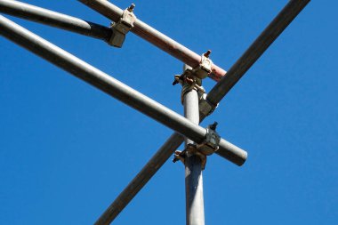 Mavi gökyüzü arkaplanlı metal yapı