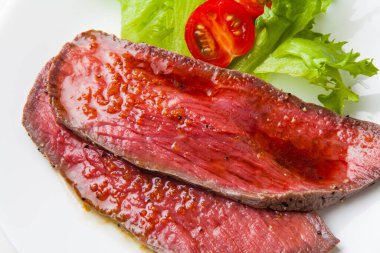 Marul yapraklı ve domatesli ızgara biftek.