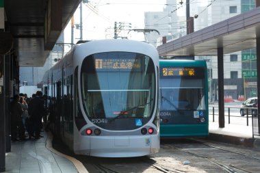 Japonya 'daki bir tren istasyonunda iki modern tramvay.