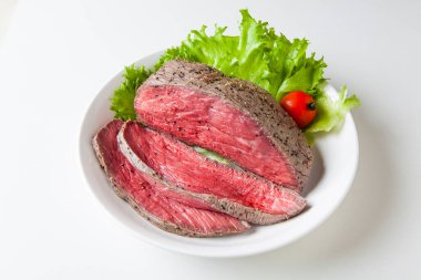 Marul yapraklı ve domatesli ızgara biftek.