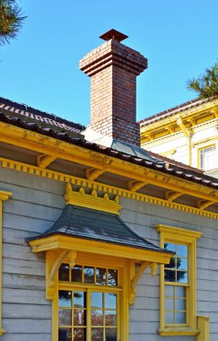 Tarihi evin dış tarafındaki bacanın ayrıntılı görüntüsü