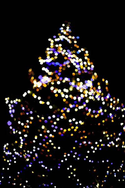 Mooie Verlichte Kerstboom Donkere Hemel Achtergrond — Stockfoto