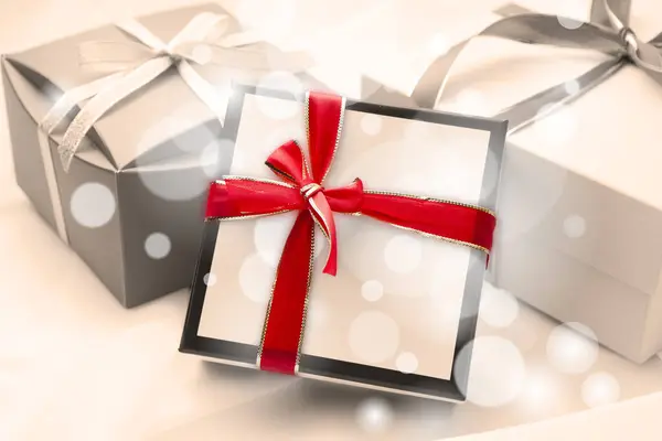 Stapel Van Kleurrijke Geschenkdozen Versierd Met Linten Kerstkaart Achtergrond — Stockfoto