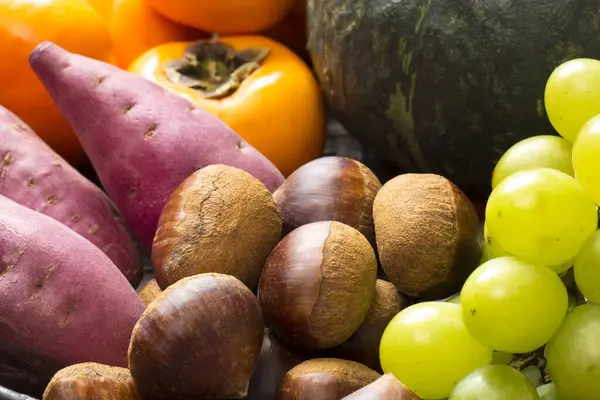 Fundo Conceito Colheita Com Tomates Frescos Batatas Bagas Uva Abóbora — Fotografia de Stock