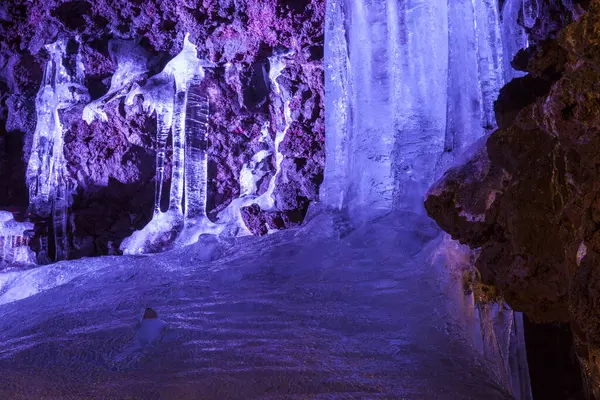 Mağaradaki buzun güzel manzarası