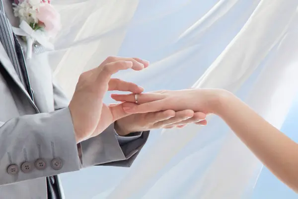 Жених Надевает Обручальное Кольцо Палец Невесты Крупным Планом Лицензионные Стоковые Изображения