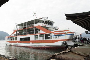 Japonya 'da Miyajima Guchi ve Miyajima Adası arasında feribot seferi.