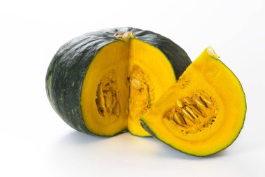 Beyaz arkaplanda izole edilmiş taze balkabağı