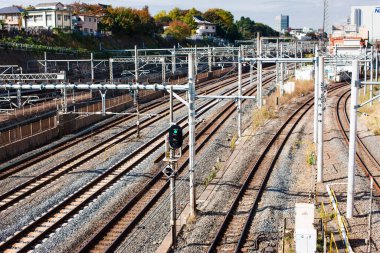 Şehirdeki tren rayları. 