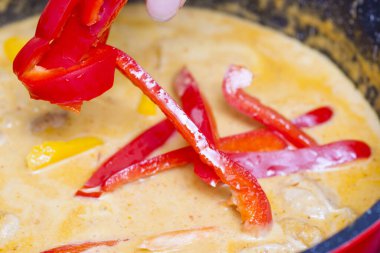 Tavuk ve kırmızı biberli Thai körisi.