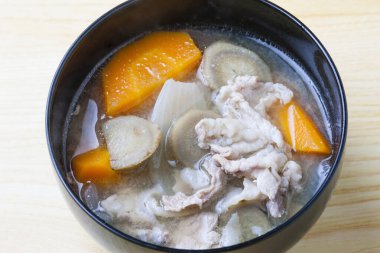 Asya yemekleri. Sebzeli domuz çorbası. 