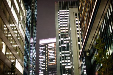 Geceleri şehrin aydınlık gökdelenlerinin manzarası