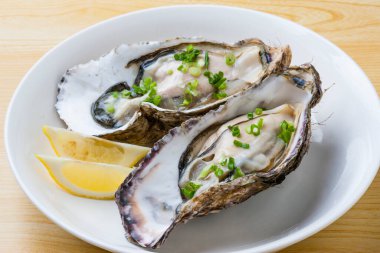 Limonlu taze istiridye yakın.