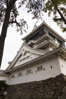 Bulutlu gökyüzüne, Japonya 'ya karşı taş temeli üzerine Kokura kalesi