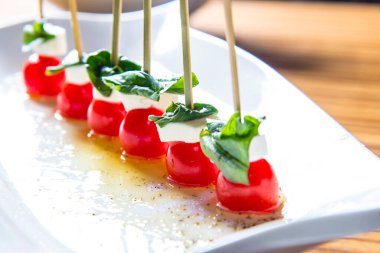 Domatesli ve peynirli kanepeler, yaklaşın.