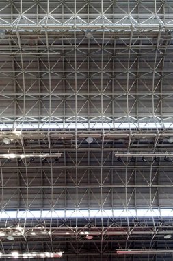 Aşağıdan metal çerçeve ve tavan ışıklarının görüntülenmesi