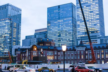 Tokyo istasyonu Tokyo, Japonya 'da akşam