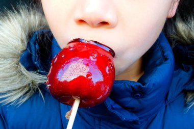 Kırmızı elma yiyen kadın