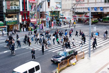 Tokyo, Japonya 'da yayaların karşıdan karşıya geçerken yüksek açılı görüntüsü             