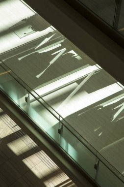 Modern binadaki cam yüzeyde gölgeler ve yansımalar