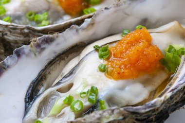 Yeşil soğanlı ve portakal soslu istiridye. 