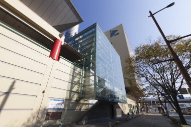 Yüksek teknoloji yapılar Japon şehri boyunca katmanlı ve dinamik bir panorama oluşturur..