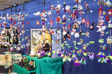 Hina bebeklerinin geleneksel Japon asma süslemeleri