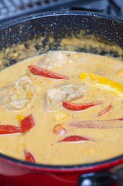 Tavuk ve kırmızı biberli Thai körisi.