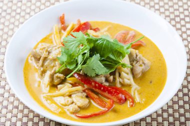 Kızarmış körili tavuğu beyaz tabakta karıştır. Asya yemekleri