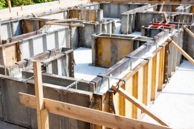 Beton temel formları ve çerçeve gösteren inşaat alanı